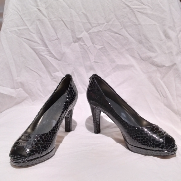 STUART WEITZMAN Black Patent Snakeskin Peep Toe Heels, size 6M - Picture 5 of 6
